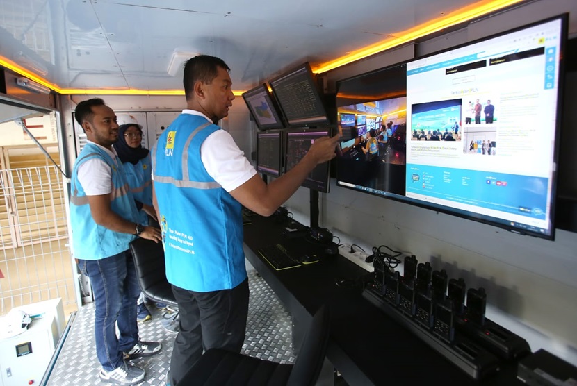 Direktur Utama PLN Darmawan Prasodjo mengecek kesiapan Mobile Electricity Distribution Command Post yang digunakan sebagai pusat kontrol kelistrikan penyelenggaraan FIFA World Cup U-17 di Stadion Manahan, Solo.