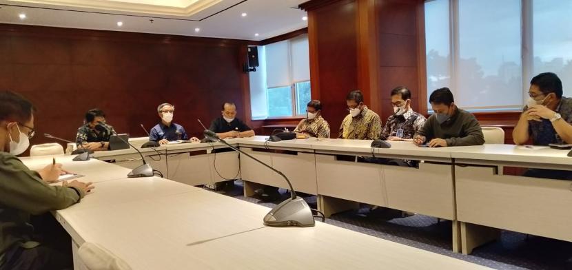 PT PLN (Persero) terus berkoordinasi secara intensif dengan banyak pihak dalam rangka mendorong pertumbuhan PLTS Atap di Indonesia. Komunikasi juga terus dibangun melalui pertemuan dan diskusi, antara lain dengan Dewan Energi Nasional (DEN) dan Asosiasi Energi Surya Indonesia (AESI).