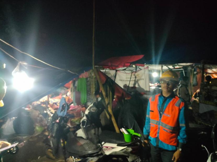 PT PLN (Persero) tetap siaga menjaga kelistrikan pasca terjadinya bencana gempa di Cianjur, Jawa Barat. Untuk mendukung kelistrikan di posko pengungsian PLN membantu menyediakan layanan sambungan listrik sementara.