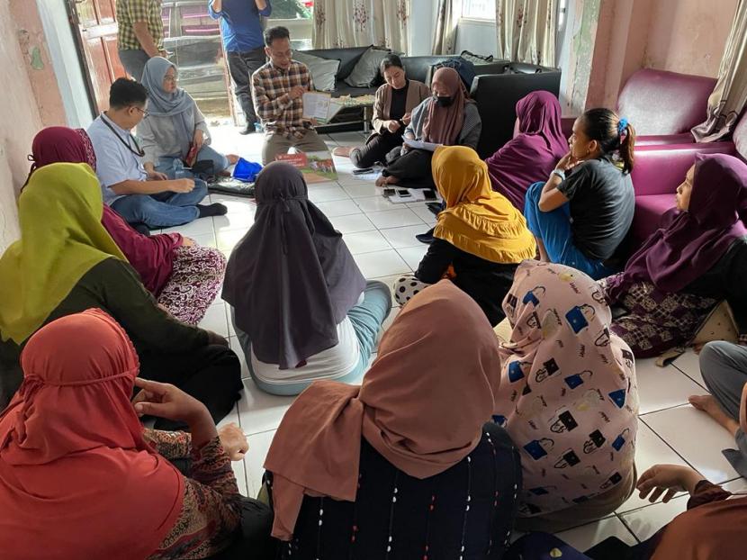 Nasabah PNM Mekaar mengikuti kegiatan (ilustrasi). PT Permodalan Nasional Madani (PNM) Cabang Kepulauan Bangka Belitung menyalurkan modal usaha kepada para nasabah program membina ekonomi keluarga sejahtera (Mekaar) sebanyak Rp 158 miliar pada 2022.