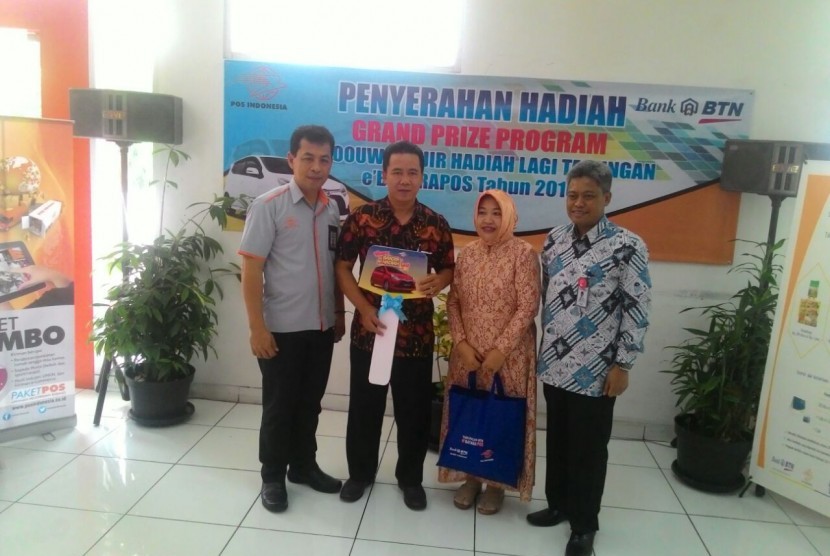 PT Pos Indonesia dan PT Bank Tabungan Negara menyerahkan sebuah mobil sedan Toyota Agya kepada pemenang grandprize tabungan eBatarapos dalam program 