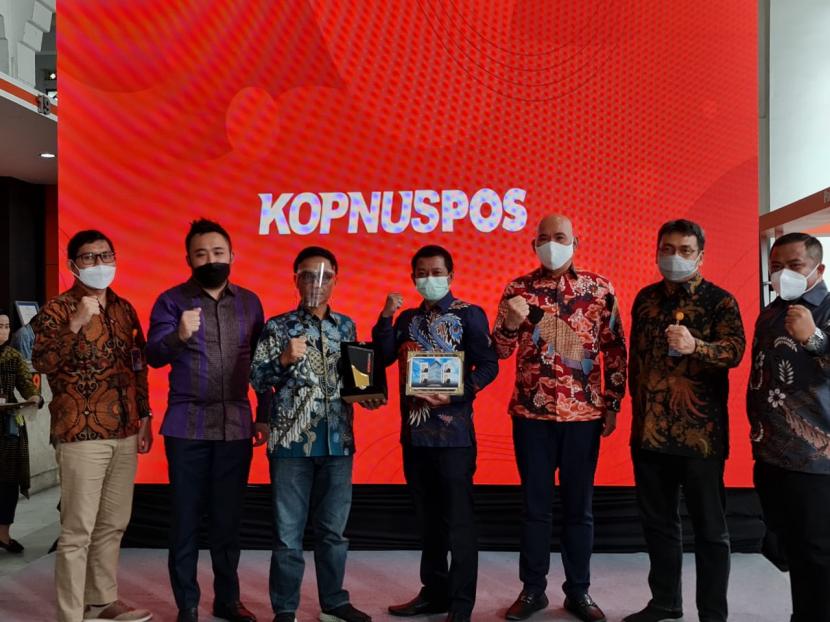 PT Pos Indonesia (Persero) dan KSP Nuantara meluncurkan produk Simpanan KopnusPos dan Pinjaman KopnusPos, Jumat (5/2).
