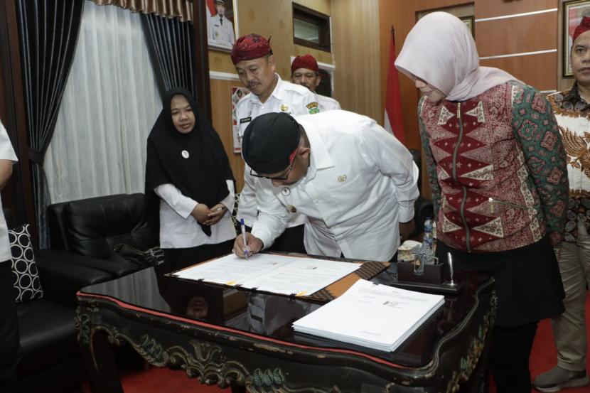 PT Pos Indonesia (Persero) dan Pemerintah Kabupaten (Pemkab) Sumenep menjalin kerja sama berbagai pelayanan untuk memberikan kemudahan bagi masyarakat.
