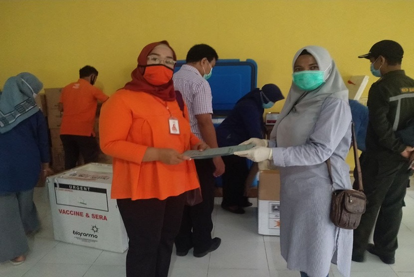 PT Pos Indonesia (Persero) diberikan kepercayaan Satuan Tugas Penanganan Covid-19 Provinsi Maluku dan Provinsi Nusa Tenggara Timur untuk melakukan distibusi vaksin Covid-19 Tahap Pertama.