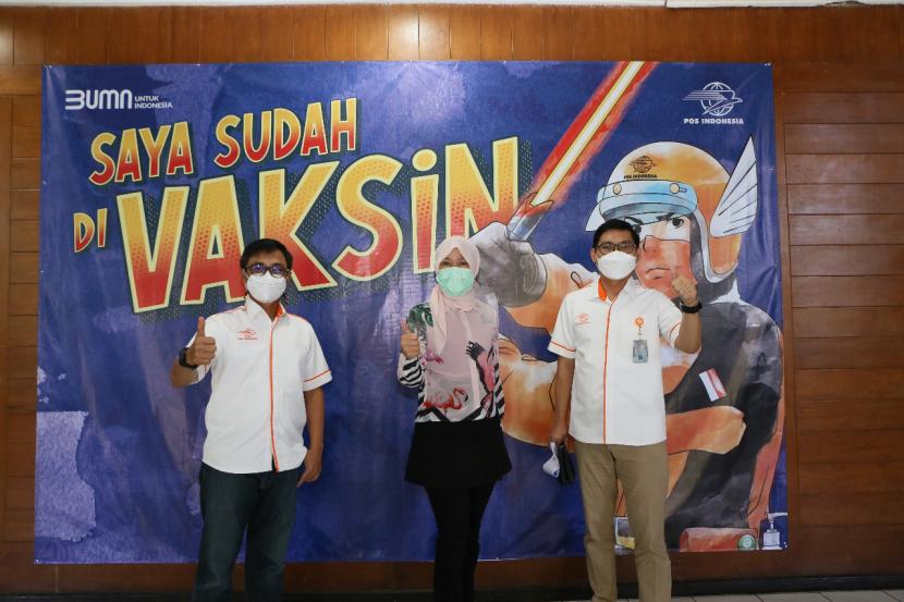 PT Pos Indonesia (Persero) melaksanakan vaksiansi karyawan di Hotel Poster Bandung, Jawa Barat, Rabu (31/3).