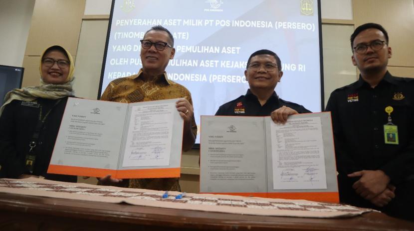 PT Pos Indonesia (Persero) menerima kembali dua asetnya dari Pusat Pemulihan Aset Kejaksaan Agung menyerahkan dua aset PT Pos Indonesia (Persero) di Point Lab Co Working Space Gedung Pos Ibukota, Jakarta, Kamis (22/6/2023).