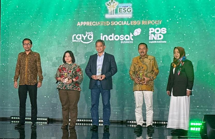 PT. Pos Indonesia (Persero) menerima penghargaan kategori Appreciated Social ESG Report, Selasa (27/2) di Jakarta. 