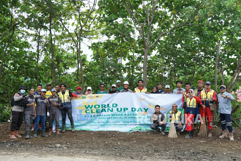 PT PP Presisi Tbk (PPRE) berpartisipasi melestarikan lingkungan dalam kegiatan World Cleanup Day 2025 di Desa Lelilef Waibulan, Halmahera, Maluku Utara.