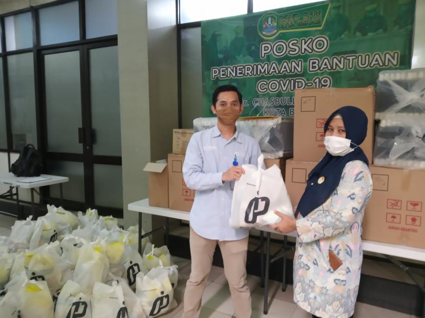 PT PPI (Persero) menyerahkan bantuan berupa alat pelindung diri (APD) dan paket pangan kepada RSUD Kota Bekasi, Kamis (2/7). 