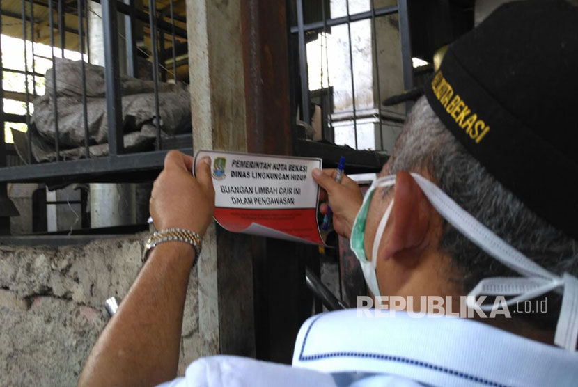 PT Prima Kemasindo yang diduga melakukan pencemaran Kali Bekasi untuk sementara ditutup hingga waktu yang belum ditentukan. Rabu (4/9). 