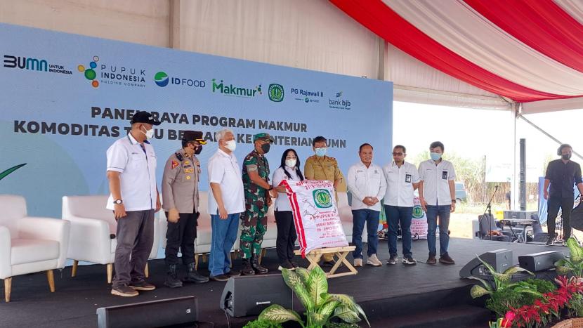 PT Pupuk Indonesia bersama ID Food melakukan panen raya perdana tebu dalam program Makmur di Kabupaten Subang, Jawa Barat, Senin (16/8/2022). Peningkatan produktivitas tercatat mencapai 72 persen setelah petani mendapatkan pendampingan intensif. 