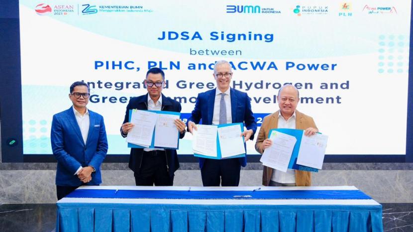 PT Pupuk Indonesia menggandeng PLN dan Acwa Power dukung pengembangan green hydrogen dan ammonia di Petrokimia Gresik.
