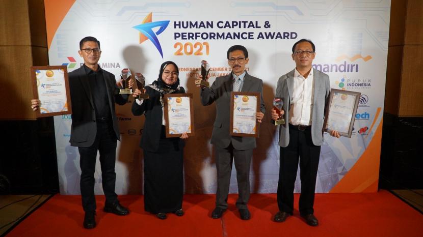  PT Pupuk Indonesia (Persero) berhasil meraih empat penghargaan bergengsi dalam ajang Human Capital & Performance Awards 2021 yang diselenggarakan secara hybrid oleh Forum Human Capital Indonesia (FHCI) dan BusinessNews di Jakarta, Rabu (22/12).