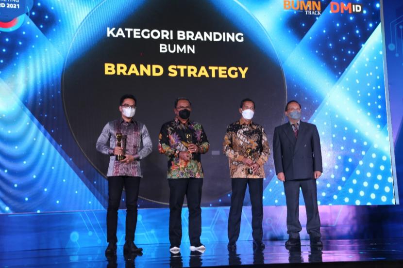  PT Pupuk Indonesia (Persero) berhasil meraih Gold Winner kategori BUMN Branding dalam ajang BUMN Branding and Marketing Award 2021 yang diselenggarakan oleh Majalah BUMN Track dan DMID di Jakarta, Rabu (15/12).