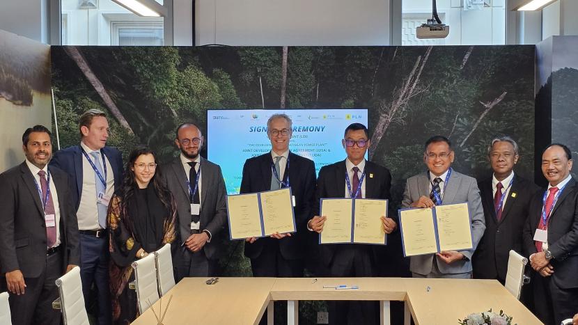 PT Pupuk Indonesia (Persero) bersama PT PLN (Persero) dan ACWA Power menandatangani Joint Development Agreement (JDA) untuk pengembangan ekosistem green hydrogen dan green ammonia di kawasan industri Petrokimia Gresik.