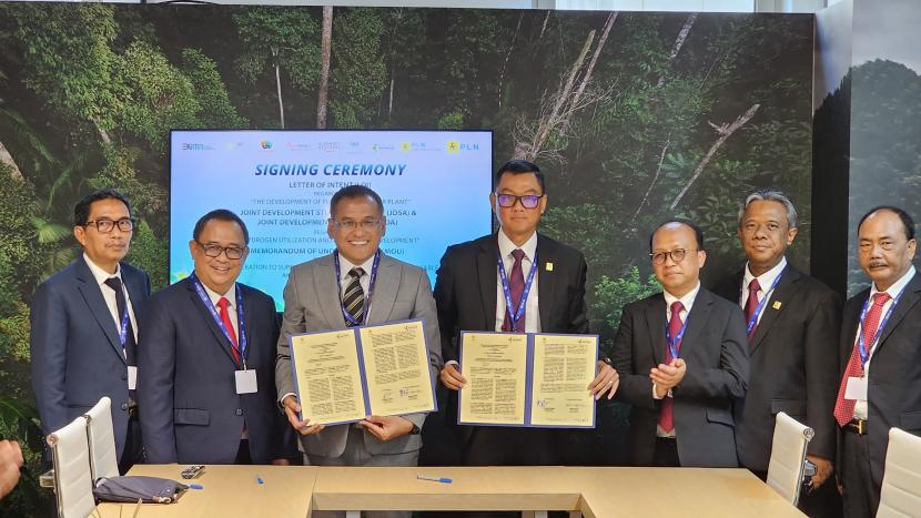 PT Pupuk Indonesia (Persero) bersama PT PLN (Persero) tandatangani Joint Development Study Agreement (JDSA) atau perjanjian studi pengembangan bersama terkait ekosistem green hydrogen dan green ammonia terintegrasi di kawasan industri PT Pupuk Kujang.
