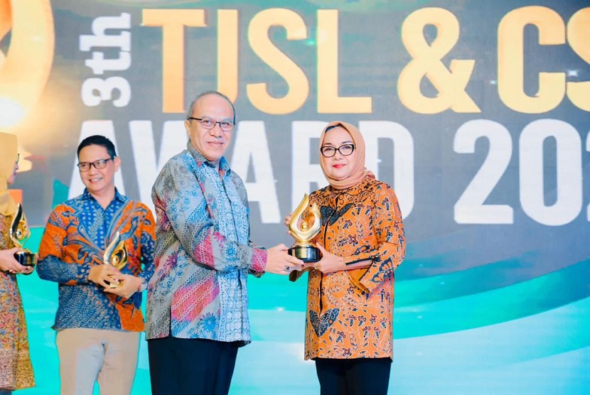 PT Pupuk Indonesia (Persero) Grup memborong 27 penghargaan sekaligus dalam ajang 3th TJSL & CSR Award 2023. Penghargaan diterima oleh Direktur Sumber Daya Manusia (SDM) Pupuk Indonesia, Tina T Kemala Intan di Jakarta, Kamis (10/8).