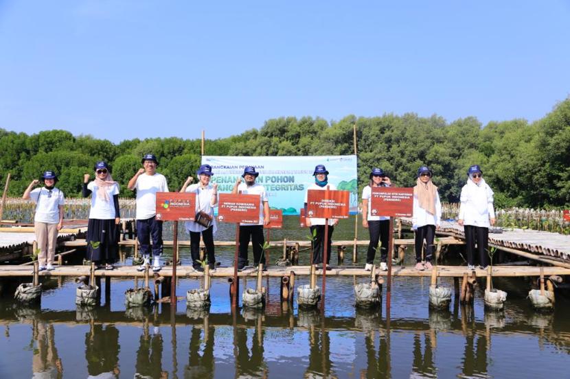 PT Pupuk Indonesia (Persero) melakukan penerapan environmental, social, and governance (ESG) yang diwujudkan melalui kegiatan penanaman 2.023 pohon mangrove integritas.
