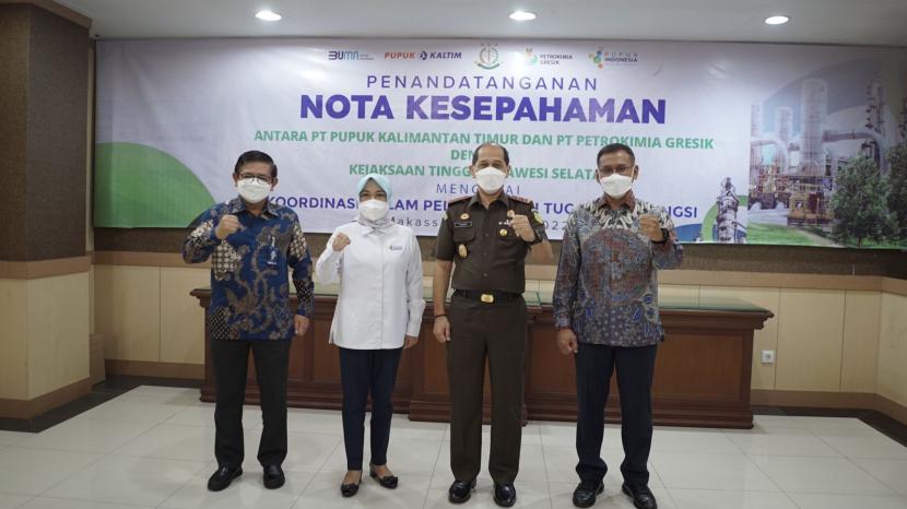 PT Pupuk Indonesia (Persero) melalui dua anak usahanya, PT Pupuk Kalimantan Timur (PKT) dan PT Petrokimia Gresik (PKG), terus memperkuat pengawasan penyaluran pupuk bersubsidi dengan melakukan MoU bersama Kejati Sulsel.