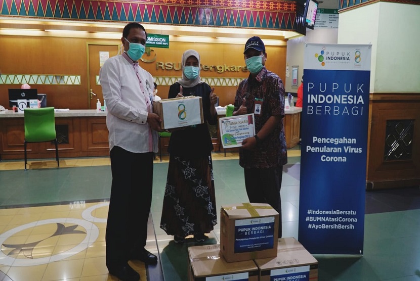 Rumah Sakit Umum Daerah (RSUD) Cengkareng, Jakarta Barat, mendapat bantuan alat pelindung diri dari PT Pupuk Indonesia (Persero). Ketersediaan tempat tidur ruang isolasi di rumah sakit rujukan Covid-19 Jakarta Barat tinggal 35 persen.