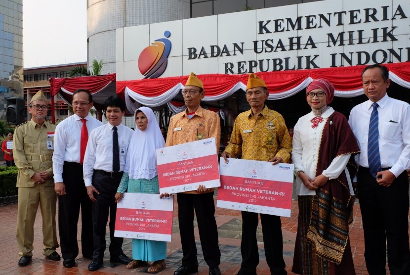 PT Pupuk Indonesia (Persero) menyerahkan secara simbolis bantuan Bedah Rumah Veteran kepada 48 orang veteran dalam rangkaian BHUN (BUMN Hadir Untuk Negeri) 2017 sekaligus perayaan Hari Kemerdekaan di Kementerian BUMN, Jakarta, Kamis (17/8).