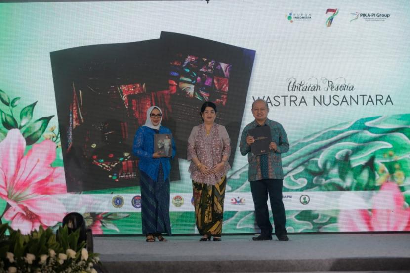 PT Pupuk Indonesia (Persero) resmi meluncurkan dua buku dengan judul Untaian Pesona: Wastra Nusantara dan Seni Berkain.