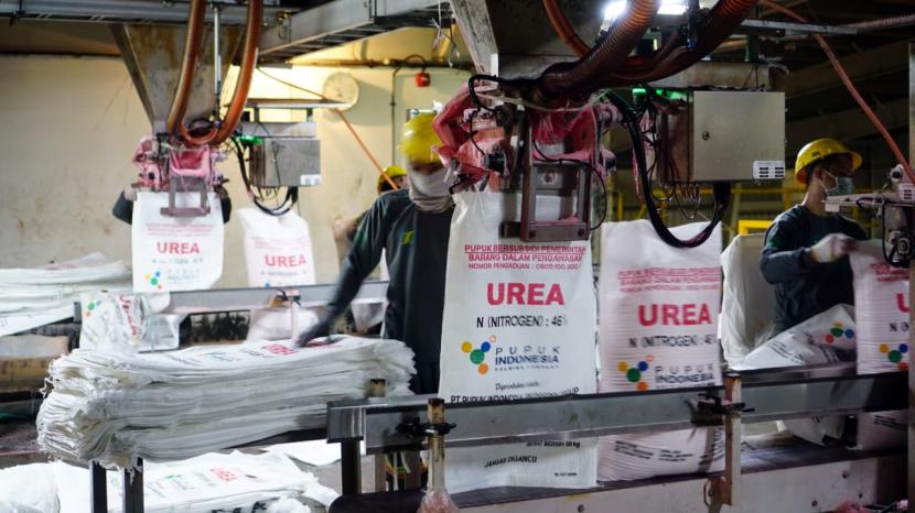PT Pupuk Indonesia (Persero) sebagai Holding dari lima produsen pupuk meningkatkan kewaspadaan terhadap penyebaran virus corona melalui berbagai upaya pengamanan yang dilakukan di lini bisnisnya termasuk lingkungan kerja Anak Usaha.