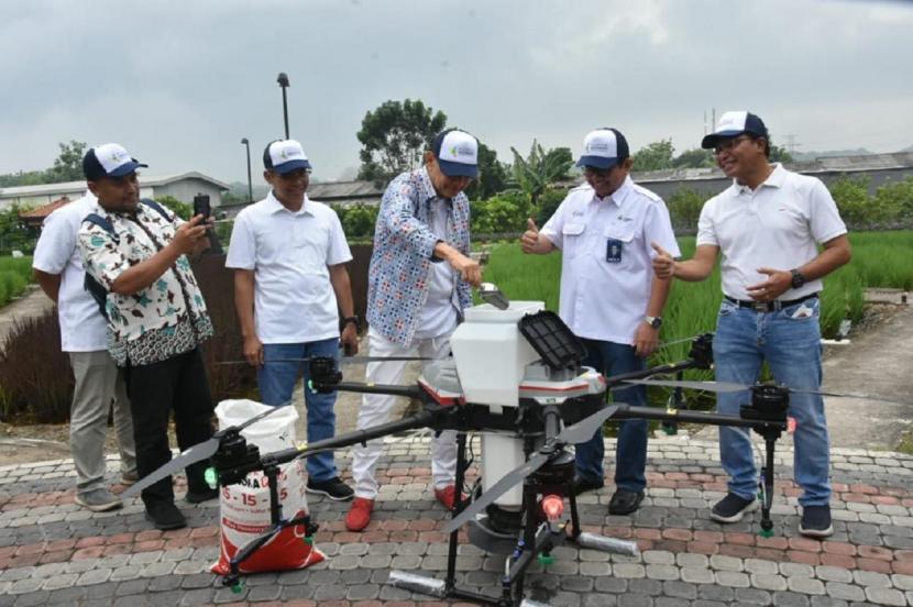 PT Pupuk Indonesia (Persero) terus mengembangkan teknologi pertanian presisi, khususnya dalam pemanfaatan drone untuk pemupukan. Anak perusahaan Pupuk Indonesia, PT Petrokimia Gresik, bersama Markplus menggelar uji coba penggunaan drone untuk melakukan pemupukan.
