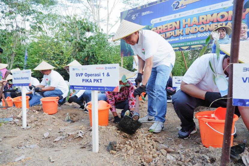 PT Pupuk Kalimantan Timur (Pupuk Kaltim) melalui program Community Forest kembali meningkatkan realisasi penanaman bibit pohon di kawasan sekitar perusahaan.