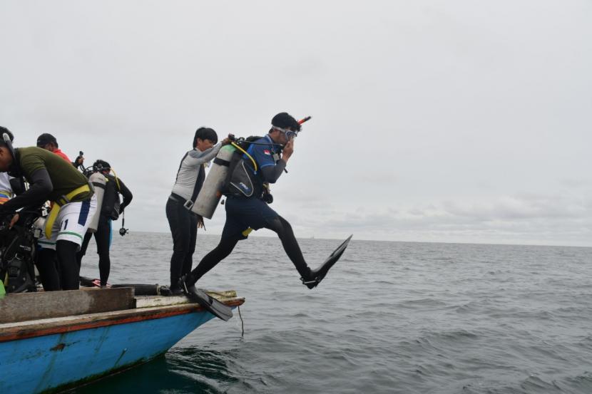 PT Pupuk Kalimantan Timur (Pupuk Kaltim) menggelar pelatihan dan sertifikasi menyelam  untuk sembilan nelayan binaan dari kelompok Kimasea, Loktuan, Bontang Utara, Kalimantan Timur, pada 9 November hingga 13 November 2021.