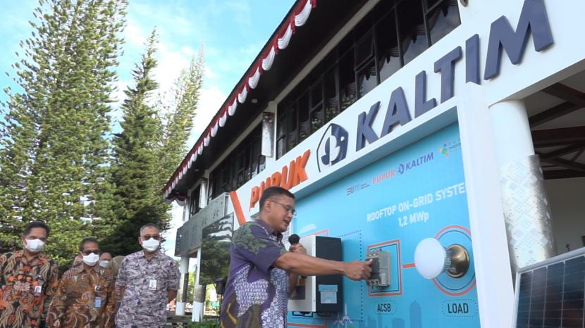 PT Pupuk Kalimantan Timur  resmi mengoperasikan Pembangkit Listrik Tenaga Surya (PLTS) Atap berkapasitas 1.256,04 kWp di Bontang, Kalimantan Timur, Kamis (18/08). 