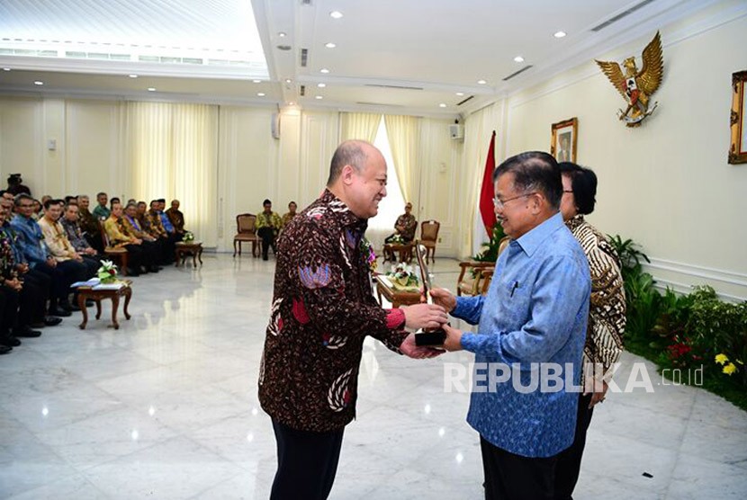 PT Pupuk Kaltim, anak perusahaan PT Pupuk Indonesia berhasil meraih Proper Emas 2017. Penganugerahan Proper Emas ini diserahkan Wapres Yusuf Kalla Kepada Direktur Utama PT Pupuk Kaltim. 