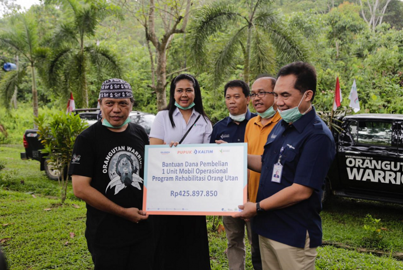 PT Pupuk Kaltim dan PT Rekayasa Industri (Rekind)  menyalurkan bantuan mobil operasional dan program rehabilitasi Orangutan di Samboja Lestari, Kalimantan Timur. 