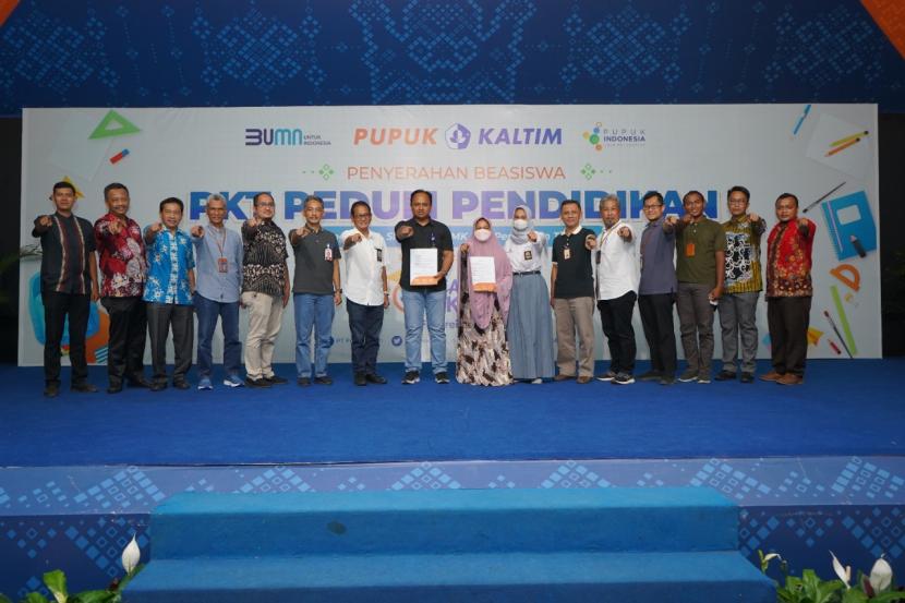 PT Pupuk Kaltim menyalurkan bantuan beasiswa PKT Peduli Pendidikan (PKTPP) 2022 untuk 48 anak berprestasi dari keluarga kurang mampu di Kota Bontang, Kalimantan Timur (Kaltim).