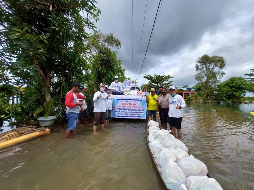  PT Pupuk Sriwidjaja Palembang (Pusri) mendistribusikan bantuan kepada korban bencana pada Kamis (4/2).