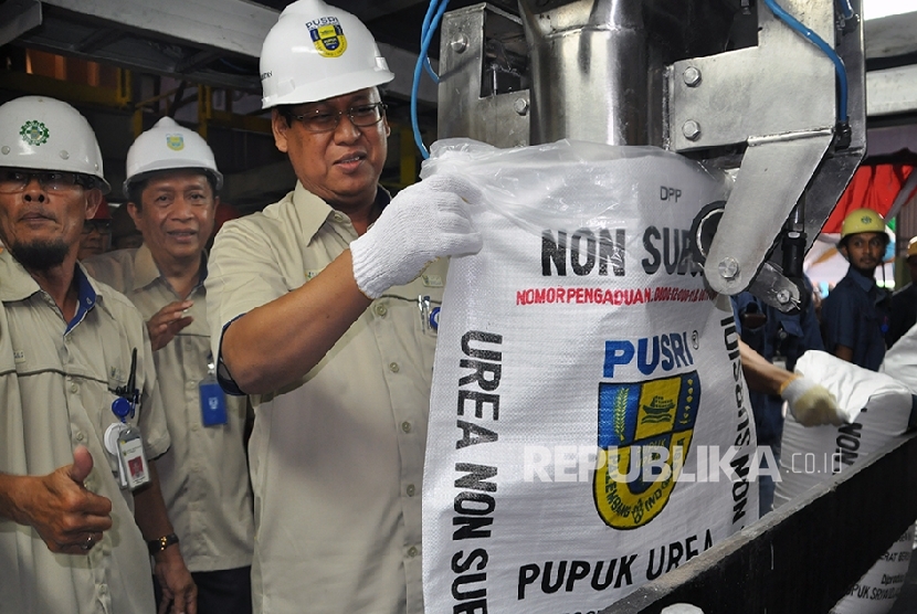 Direktur Utama PT Pusri Palembang Mulyono Prawiro bersama jajaran direksi dan komisaris PT Pusri melakukan pengantongan terakhir produksi pupuk urea 2016, Jumat (30/12).