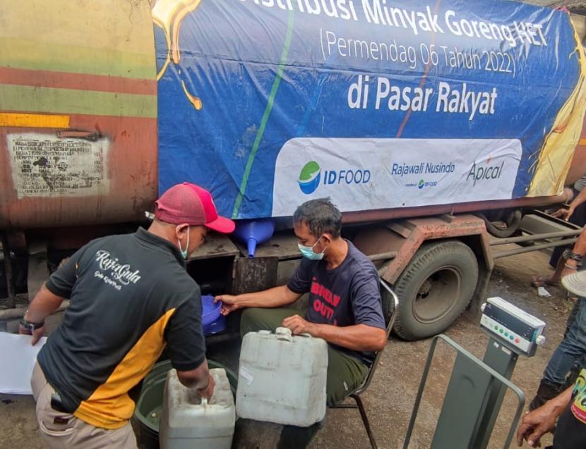 PT Rajawali Nusindo, anggota Holding BUMN Pangan ID Food ikut mendistribusikan minyak goreng di seluruh Indonesia. 