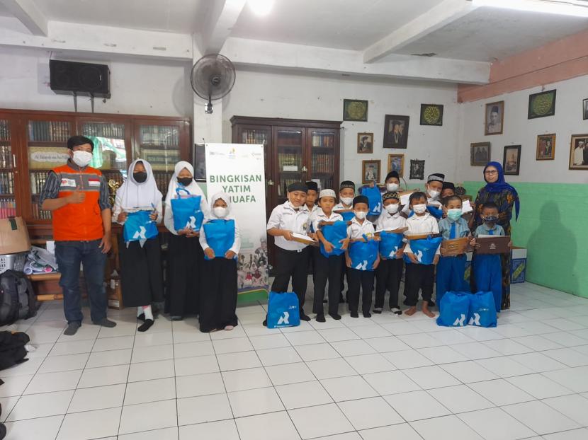 PT Rekayasa Industri bersinergi dengan Rumah Zakat menyalurkan 155 paket bingkisan kado lebaran dan santunan untuk anak-anak yatim dan dhuafa di Jakarta.