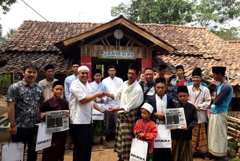 PT Republika Media Mandiri memberikan bantuan ke Pesantren Raudhatul Mubarokah Desa Sukatani, Kecamatan Haurwangi, Kabupaten Cianjur, Jawa Barat, Selasa (14/8).