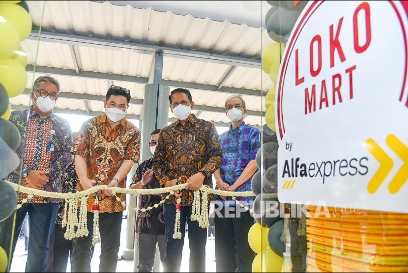 PT Reska Multi Usaha (KAI Services) meresmikan lokomart di Stasiun Pasar Senen, Jakarta, Kamis (27/1/2022).  Anak perusahaan PT Kereta Api Indonesia (persero) ini menggandeng Pt Sumber Alfaria Trijaya (Alfamart) dalam pengelolaannya. 