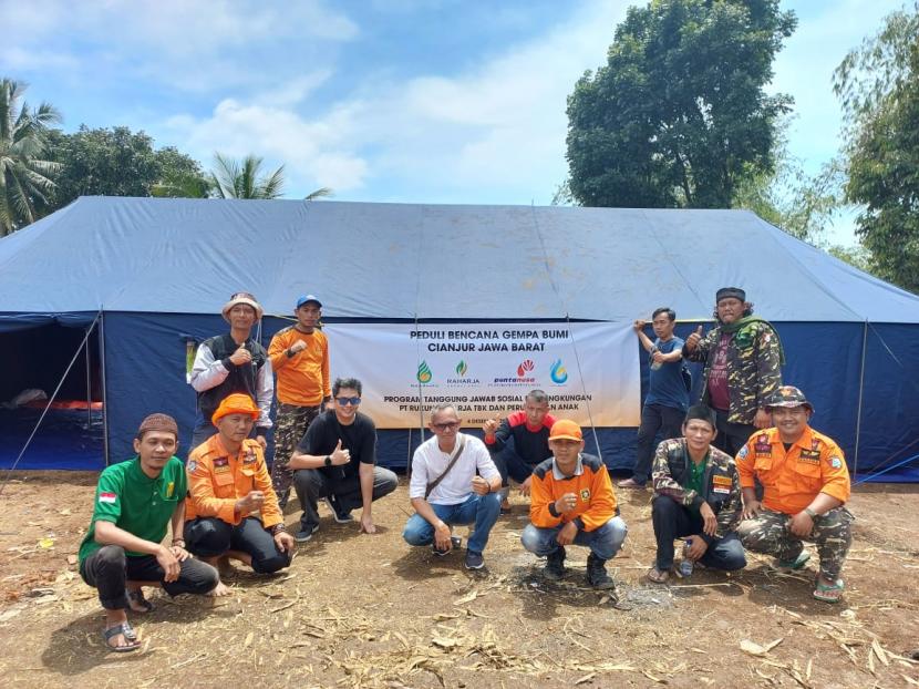 PT Rukun Raharja (RAJA) melalui Tim Tanggung Jawab Sosial dan Lingkungan (TJSL) menyalurkan bantuan untuk para korban gempa bumi di wilayah Cianjur, Jawa Barat, Senin (04/12). 