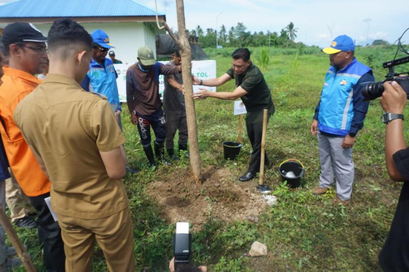  PT Sarana Multi Infrastruktur (SMI) dan Lembaga Manajemen Infaq (LMI) berkolaborasi melakukan penanaman 1.610 pohon di sepanjang ruas jalan Tol Manado- Bitung, Sulawesi Utara, pada Selasa (28/11/2023).