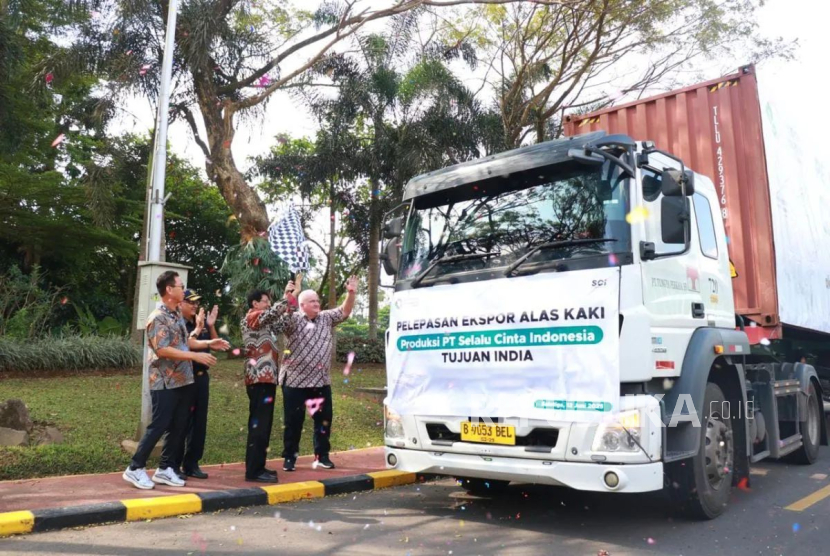 PT SCI mengekspor satu kontainer alas kaki ke India. Bea Cukai menegaskan, ekspor ini menunjukkan industri alas kaki Indonesia punya daya saing tinggi. 