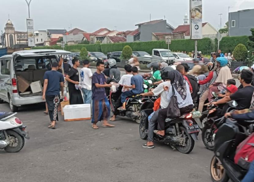 PT Semangat Putratama membagikan 200 paket nasi kepada para pengguna jalan di sekitar Stadion Wibamukti Cikarang. 