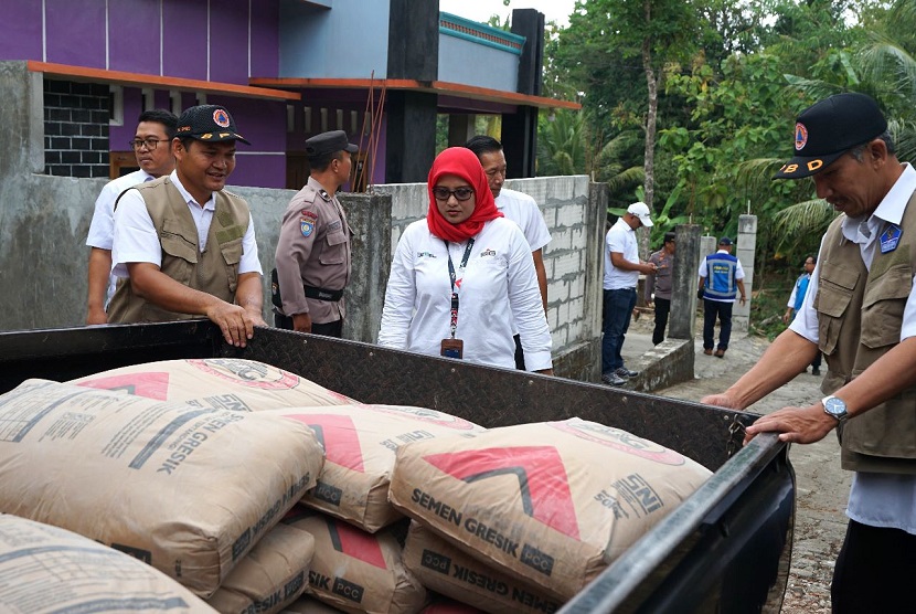 PT Semen Indonesia (Persero) Tbk menyalurkan bantuan bahan bangunan berupa semen  perbaikan rumah warga, fasilitas pendidikan, dan rumah ibadah yang terdampak gempa bumi di Daerah Istimewa Yogyakarta (DIY) pada 30 Juni 2023.