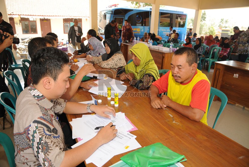  PT Semen Indonesia (Persero) Tbk menyerahkan pinjaman modal kepada 60 UKM di dua Kecamatan yaitu Bulu dan Gunem sebesar 600 juta di Rembang, Jawa Tengah, Kamis (25/9). 