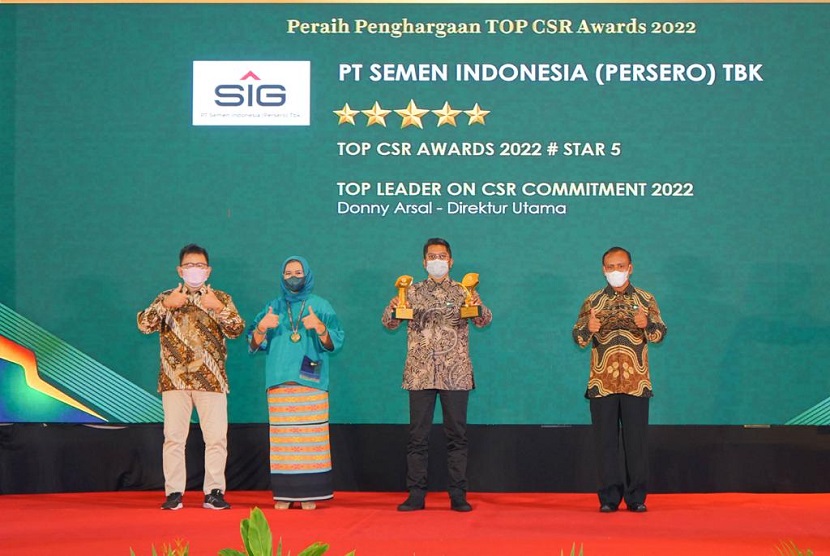 PT Semen Indonesia (Persero) Tbk (SIG) menerima penghargaan kategori Top CSR Awards 2022 Star 5 dan Top Leader on CSR Commitment 2022 pada ajang Top CSR Award 2022 yang diselenggarakan oleh Majalah Top Business di Hotel Raffles, Jakarta, Rabu (30/3).