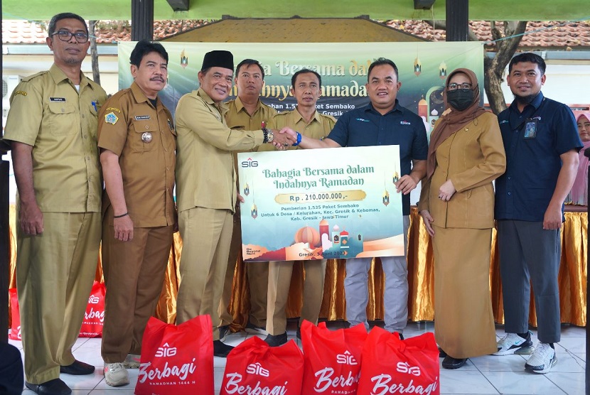 PT Semen Indonesia Tbk menggelar Safari Ramadhan 1444 Hijriah dengan membagikan 1.535 paket sembako kepada warga di enam kelurahan di Kecamatan Kebomas dan Kecamatan Gresik, Kabupaten Gresik, Jawa Timur.