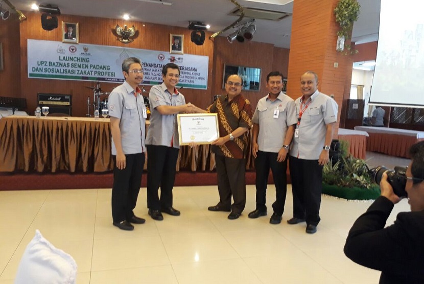 PT Semen Padang bekerja sama dengan Badan Amil Zakat Nasional (Baznas) meluncurkan Unit Pengumpul Zakat (UPZ) Baznas Semen Padang, Rabu (30/8). 