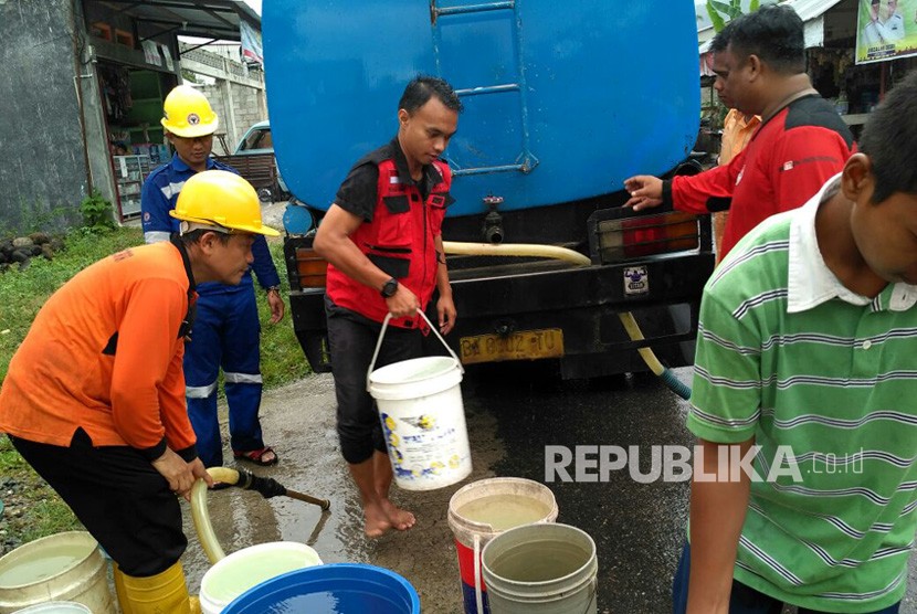 PT Semen Padang melalui Tim Reaksi Cepat (TRC) perusahaan mengirim bantuan air bersih di dua kecamatan di Kota Padang, yaitu Lubeg dan Lubuk Kilangan.